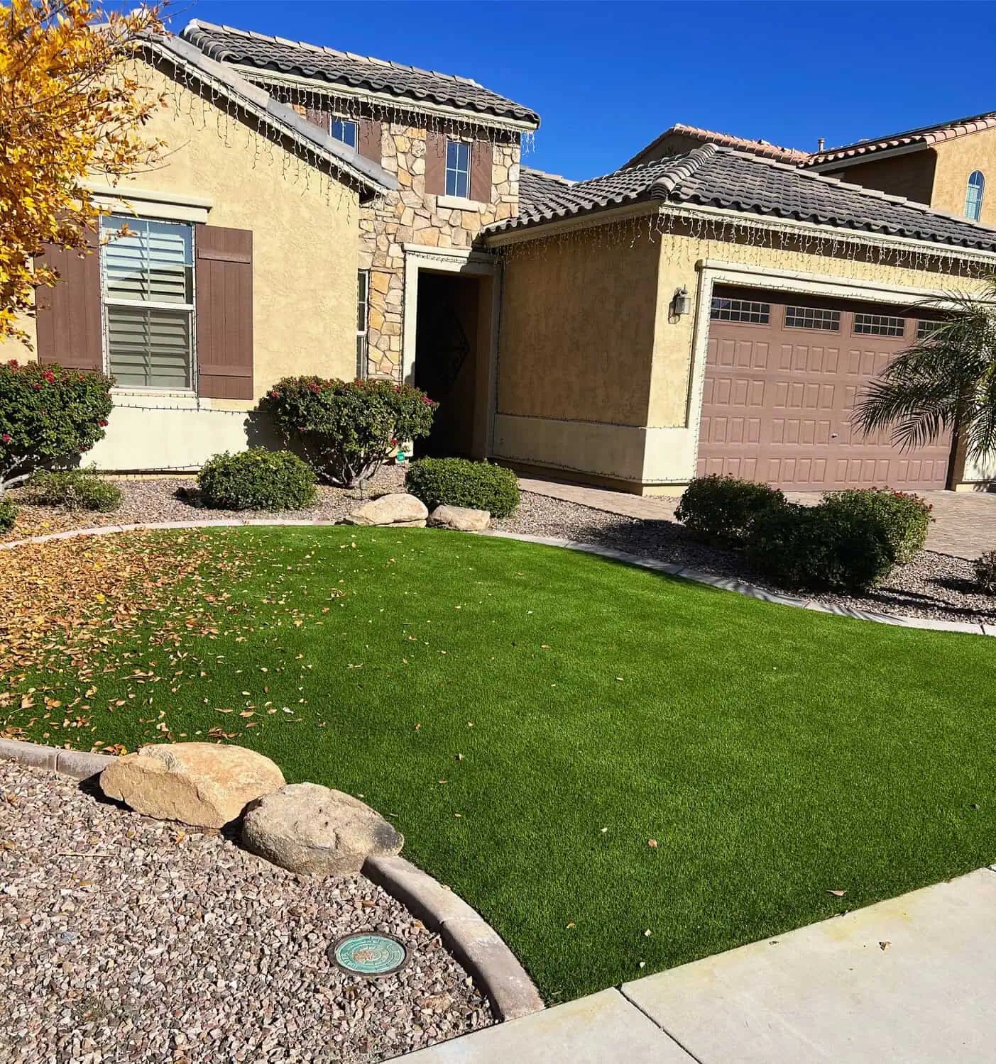 artificial grass lawn in Chandler Arizona. Installed by Apex Turf in Chandler