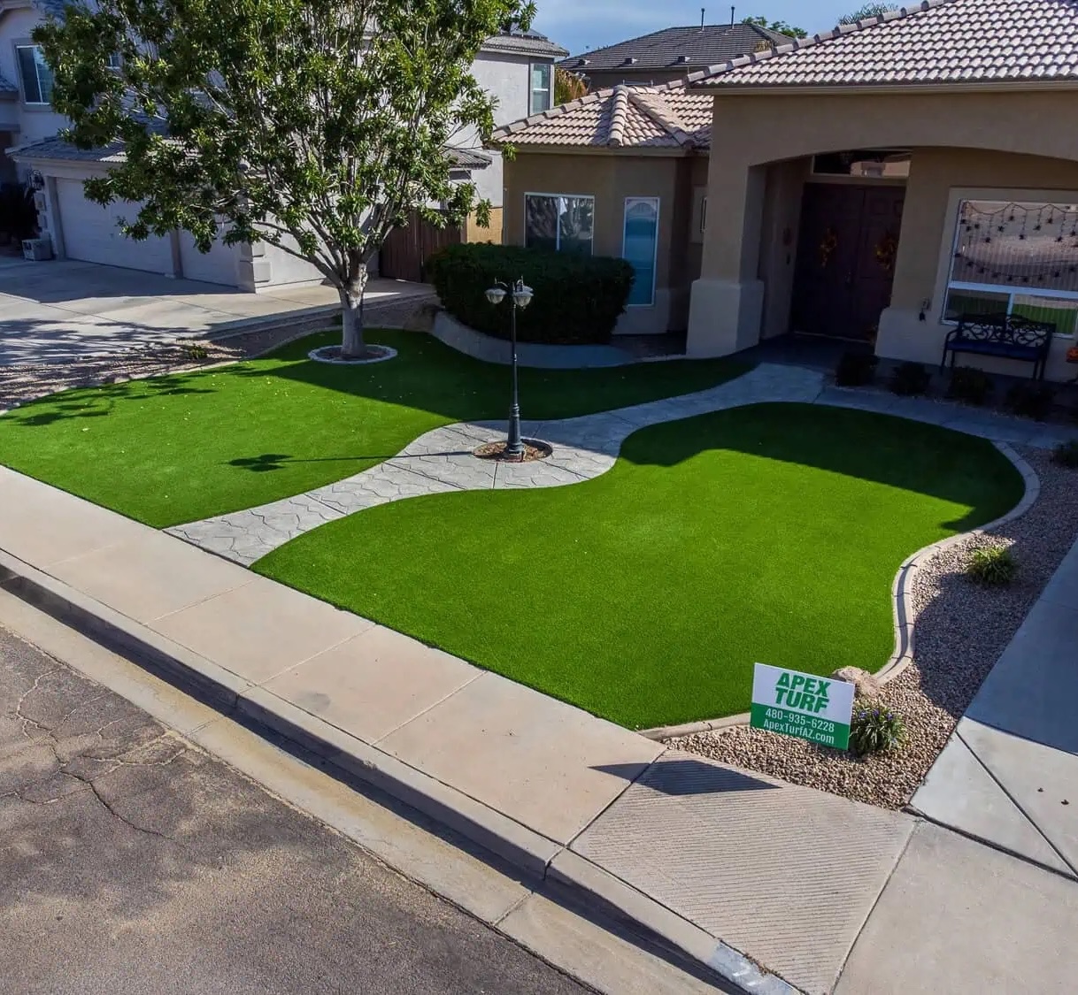 artificial grass lawn in Tucson Arizona. Installed by Apex Turf in Tucson Arizona