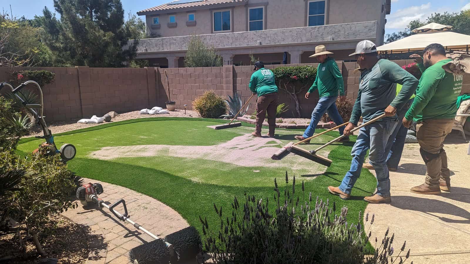 Apex Turf crew installs an artificial grass putting green in Queen Creek AZ. Spreading the infill for this sand-filled putting green