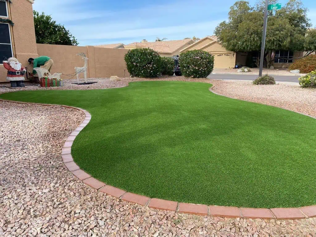 Curved shaped lawn in the backyard of a home in Phoenix Arizona. This image represents the complex shapes that can affect the price of artificial grass installation in Phoenix